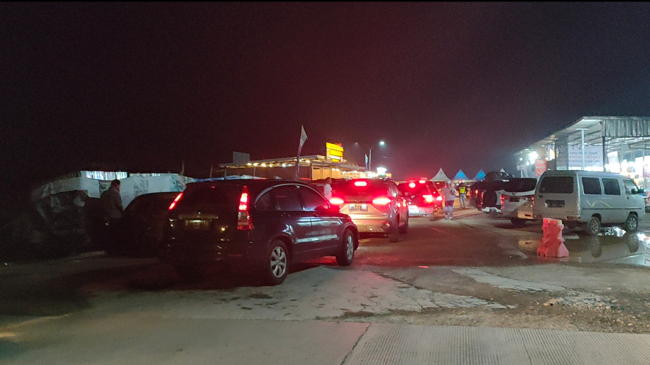 Rest Area KM 338A Pekalongan Over Load, Diberlakukan Sistem Buka Tutup
            - galeri foto