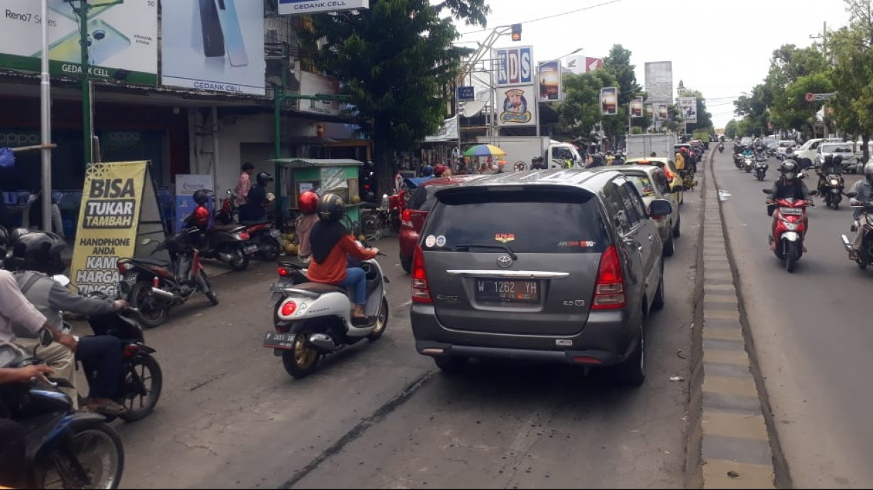 H-4 Arus Mudik di Jalur Pantura Ramai Lancar, Kemacetan Akibat Kendaraan Parkir di Sepanjang Jalan
            - galeri foto