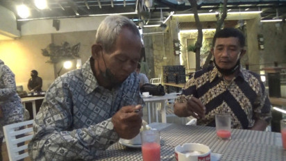 Berkah Ramadhan, Tukang Becak Dan Yatim Piatu Buka Puasa Menu Hotel Bintang 5