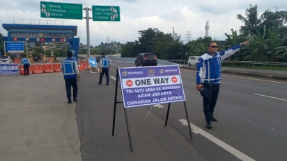 One Way Dimulai, Petugas Blokir Pintu Masuk Tol Semarang Arah Jakarta.