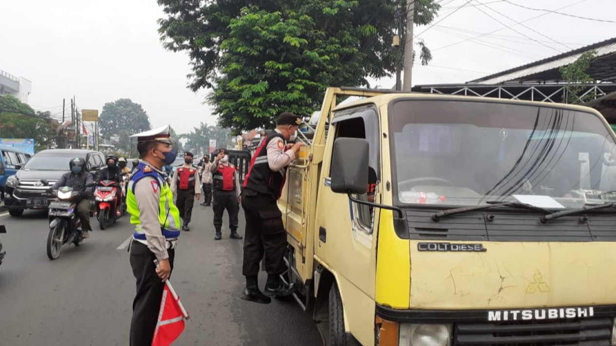 Truk Dilarang Melintas di Seluruh Jalur Mudik, Kecuali yang Angkut Sembako dan BBM
            - galeri foto