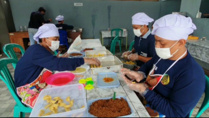 Kue Lebaran Produksi Napi di Lapas Pati Laris Terjual, Omzet Puluhan Juta