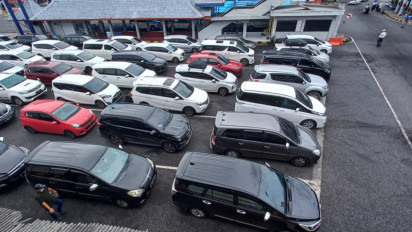 Wisatawan  Serbu Bali, Kendaraan Roda 4 Antre di Pelabuhan Ketapang 