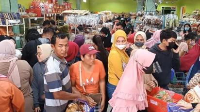 Mendekati Idul Fitri 1443 H, Toko Kue Kering Diserbu Pembeli