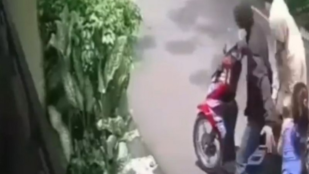 Viral, Polisi Dikeroyok Massa Saat Menangkap Penjambret di Cakung
            - galeri foto