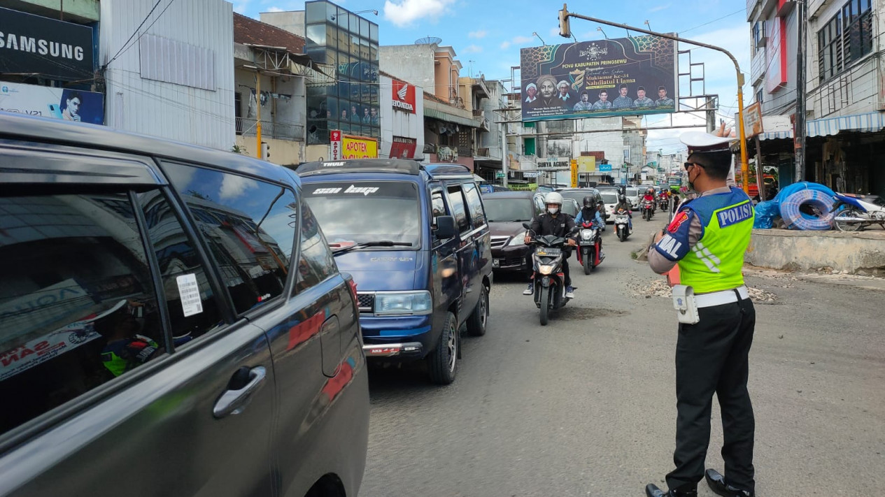 Pemudik Mulai Memadati Jalan Lintas Barat Pringsewu Lampung
            - galeri foto