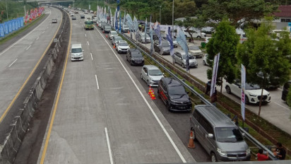 Rest Area KM 456 Tol Semarang-Solo Penuh, Pemudik Parkir di Bahu Jalan