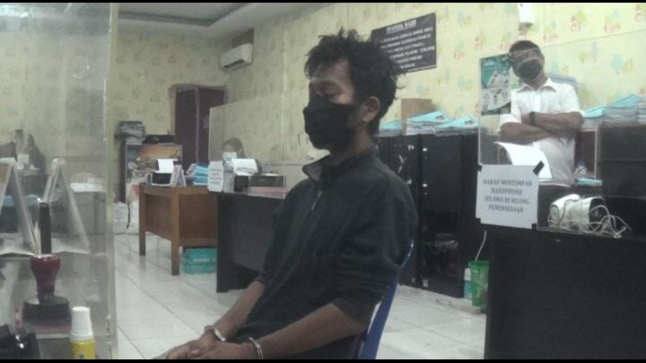 Kesal, Ayah Tega Banting Anak Kandungnya Hingga Tewas
            - galeri foto