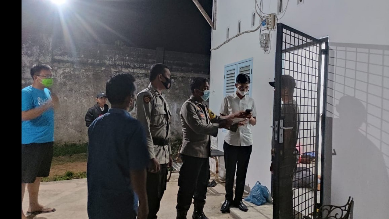 Ditinggal Suami ke Jakarta, Istri Ditemukan Tewas di Ruang Tamu
            - galeri foto