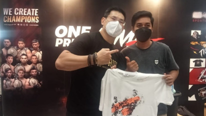 Seru, Ahong Candai Pengunjung OnePride Sportswear