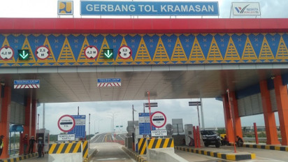 Pemudik Diimbau Waspada Jalan Licin Saat Keluar Gerbang Tol Kramasan Akibat Hujan