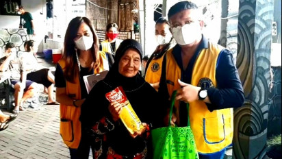 Komunitas Lintas Agama Bagi Sembako Lebaran ke Kampung Code Yogyakarta