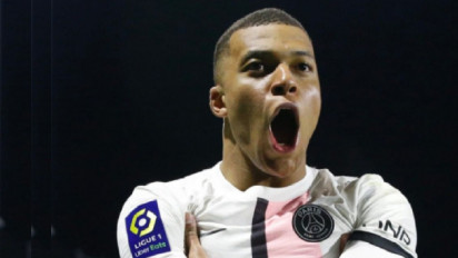 Fans PSG Kritik Mbappe Egois, Tak Bagi Bola ke Messi