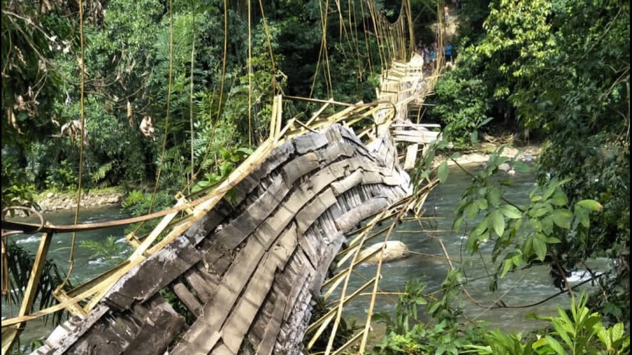Jembatan Gantung di Bengkulu Ambruk, Belasan Anak-anak Jatuh ke Sungai 
            - galeri foto