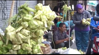 Mendekati Lebaran, Pedagang Selongsong Ketupat di Sleman Raup Cuan
