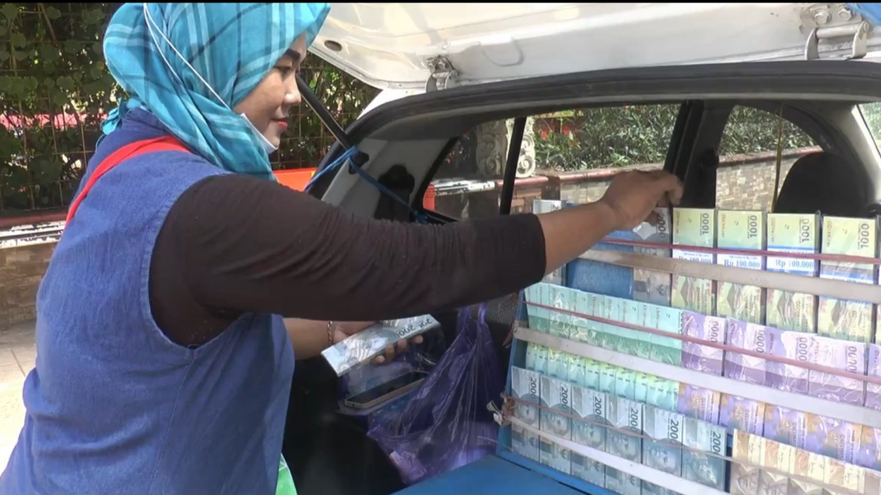 Jelang Lebaran, Jasa Penukaran Uang Baru Menjamur di Jepara
            - galeri foto