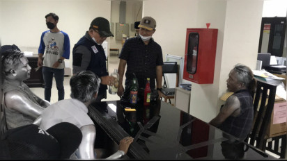 Gelar Razia, Satgas PKMS Kota Batu Amankan 4 Orang Manusia Silver Bawa Miras