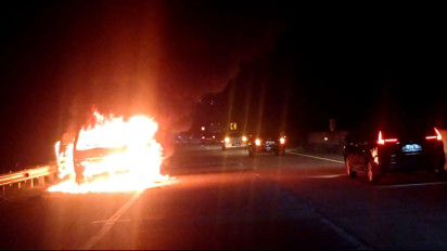Diduga Akibat Korsleting Listrik, Minibus Terbakar di Ruas Tol Bakauheni-Terbanggi Besar KM18