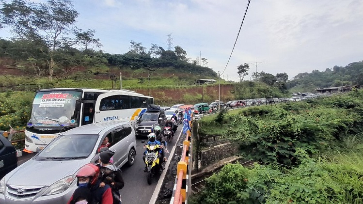 Jalur Lingkar Gentong Tasikmalaya Padat Akibat Penyempitan Jalur, Pemudik Terjebak Macet
            - galeri foto