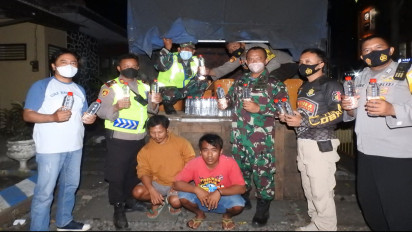 Petugas Gabungan Berhasil Gagalkan Pengiriman 13 Ribu Botol Arak Bali di Lumajang