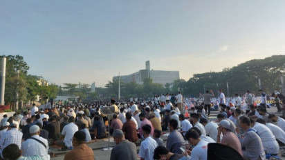 Warga Bandung Melaksanakan Shalat Id di Lapangan Gasibu