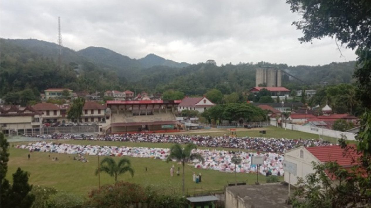 Ribuan Warga Kota Sawahlunto Melaksanakan Shalat Id di Lapangan Sepak Bola
            - galeri foto