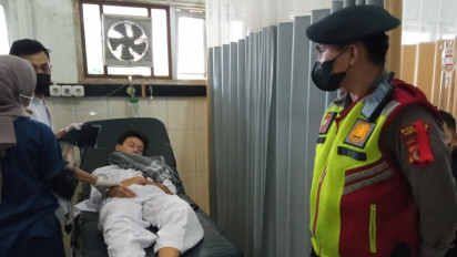 Kena Panas Terik Matahari Saat Sholat Id, Pemuda di Sukabumi Ini Pingsan