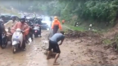 Tebing Longsor, Arus Lalu Lintas di Jalan Raya Penghubung Subang - Bandung Barat Diberlakukan Buka Tutup