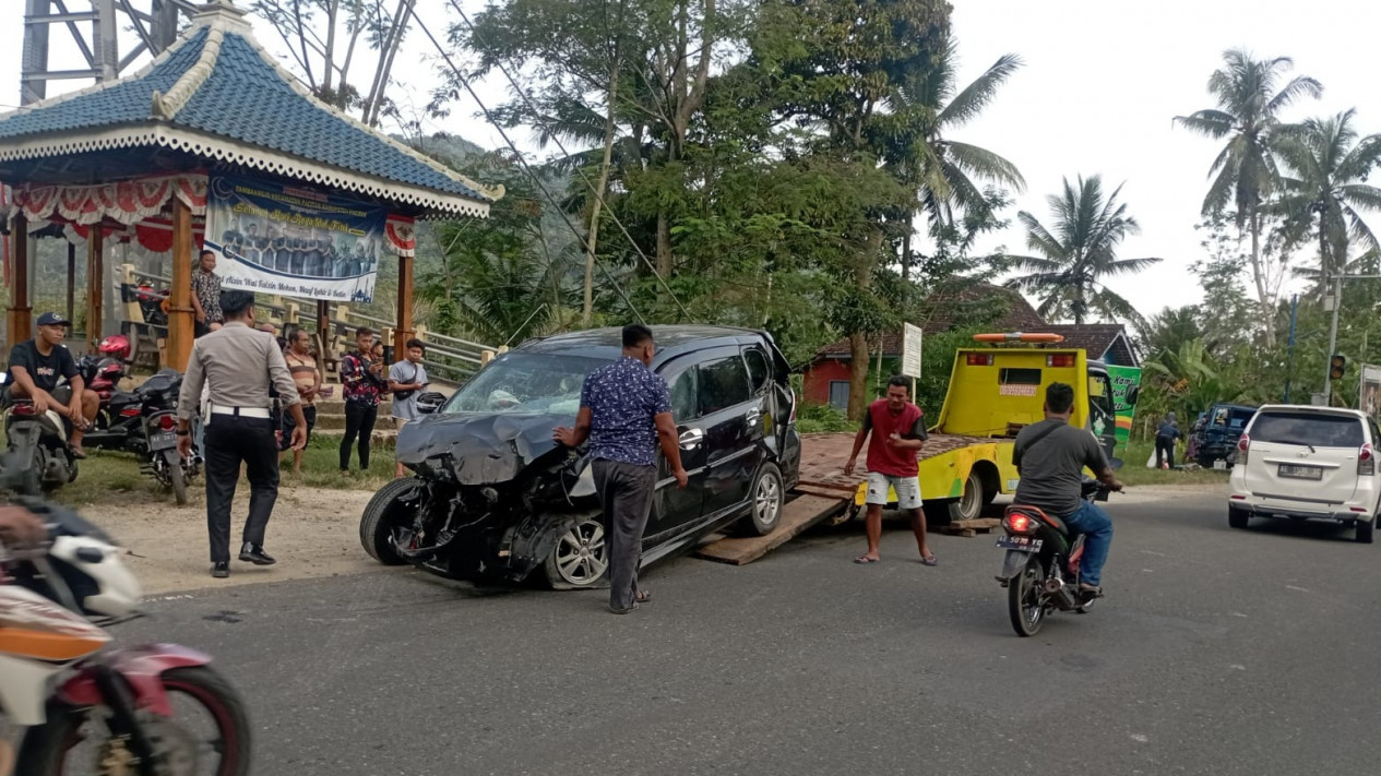 Diduga Mengantuk, Kendaraan Pemudik Tabrak Mobil di Pinggir Jalan
            - galeri foto