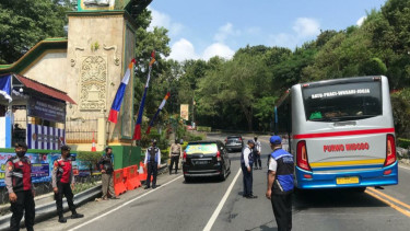 Tim Ganjal Ban "Siaga" Bantu Pengendara di Tanjakan Slumprit Gunungkidul