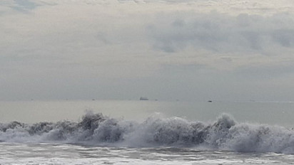 BMKG Imbau Wisatawan Waspadai Gelombang Tinggi Pnatai Selatan Jabar-DIY