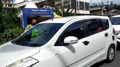 Polisi-Pengemudi Cekcok Paksa Tembus One Way Puncak