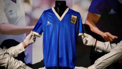 Kaus 'Tangan Tuhan' Maradona Laku Terjual Rp128,6 miliar