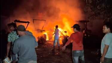 4 Traktor Besar Terbakar di Permukiman Padat, Warga Panik