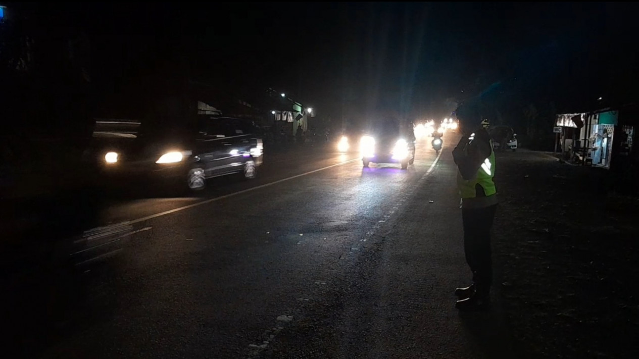 Jalur Gentong Tasikmalaya Padat, Polisi Berlakukan One Way 
            - galeri foto