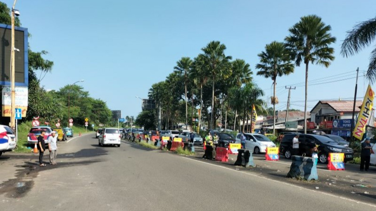 Jalur Menuju Puncak Bogor Ditutup Pagi Ini
            - galeri foto