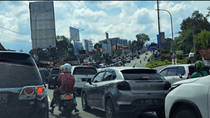 Penuh Wisatawan dan Pemudik, Jalur Simpang Bawen Padat Antrean Kendaraan