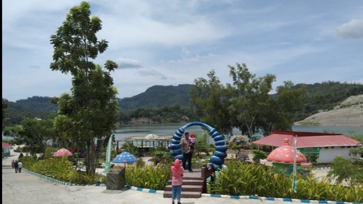 Cantiknya Wisata Air di Lahan Bekas Tambang Batubara
            - galeri foto