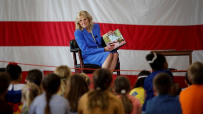 Ibu Negara AS Tinjau Pengungsi Ukraina di Rumania dan Slowakia