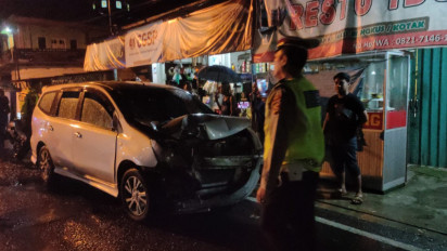 Minibus Hantam Sepeda Motor, Dua Pengendara Meregang Nyawa