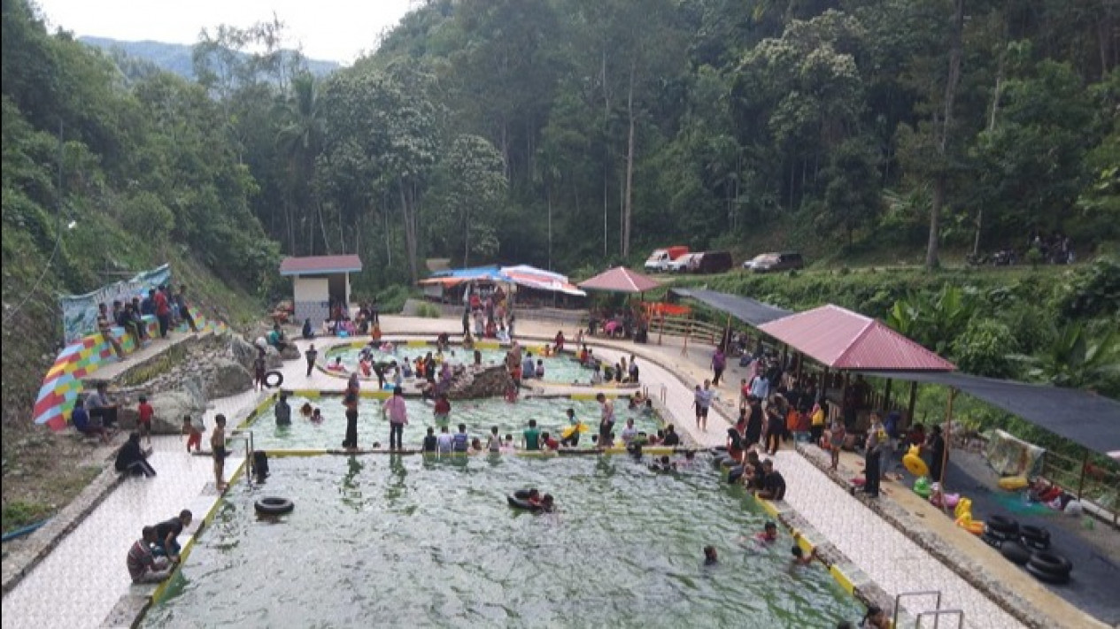 Kolam Pemandian Mudiak Lugha Sawahlunto Ramai Dikunjungi Wisatawan Lokal
            - galeri foto