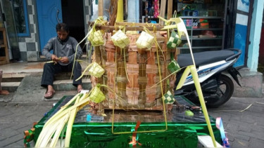 Rayakan Syawalan Ketupat Raksasa di Kirab Warga Sisir Batu