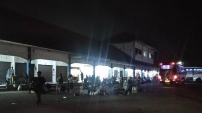 Ratusan Penumpang Tujuan Jakarta Telantar di Terminal Kudus