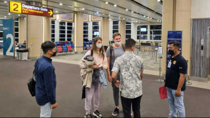 Bule Rusia Pelaku Pose Bugil di Pohon Sakral Pura Babakan Dideportasi