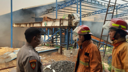 Ledakan Keras Terjadi Saat Kebakaran Melanda Pabrik Pengolahan Kayu di Gresik