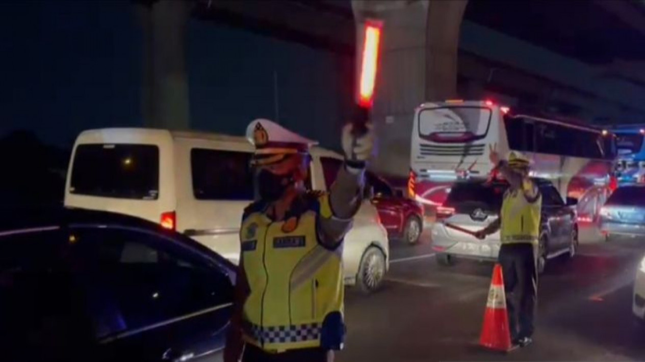 Polisi Normalkan Jalur Tol Semarang-Jakarta Pada Pukul 02.30 WIB
            - galeri foto