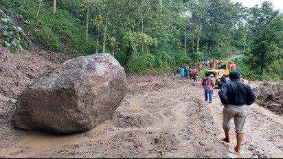 Jalan Penghubung Kabupaten Sinjai dan Gowa Putus Akibat Tertutup Longsor