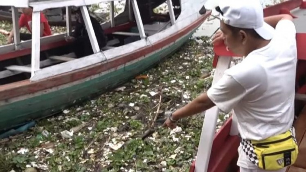 Danau Cirata dipenuhi sampah usai libur Lebaran
            - galeri foto