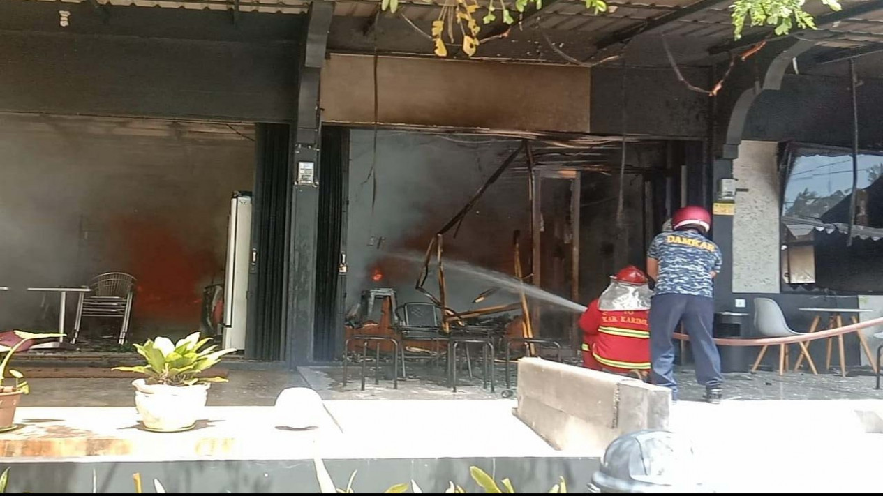 Kebocoran Gas, Kafe di Karimun Ludes Terbakar
            - galeri foto