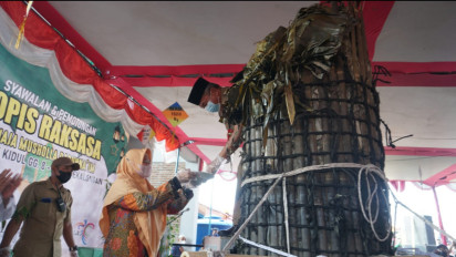 Ngalap Berkah, Ribuan Warga Kota Pekalongan Padati Festival Lopis Raksasa